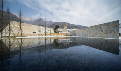 魯?shù)榭h龍頭山鎮(zhèn)地震遺址公園及抗震紀(jì)念館